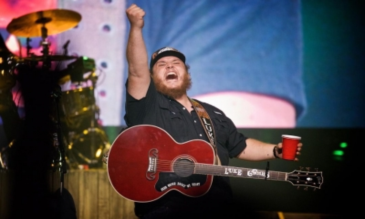  Luke Combs Wins ‘entertainer Of The Year’ At Country Music Awards  &-TeluguStop.com