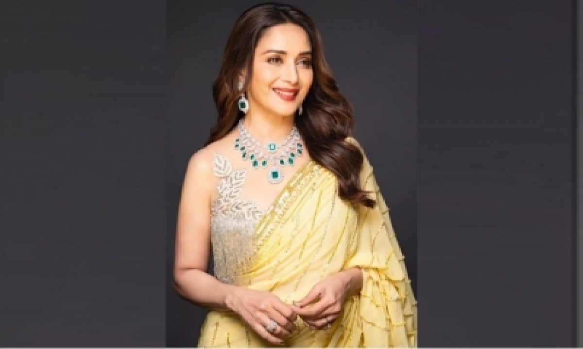  Madhuri Dixit Lauds Video Of New Zealand Police Dancing To Kala Chashma On Diwal-TeluguStop.com