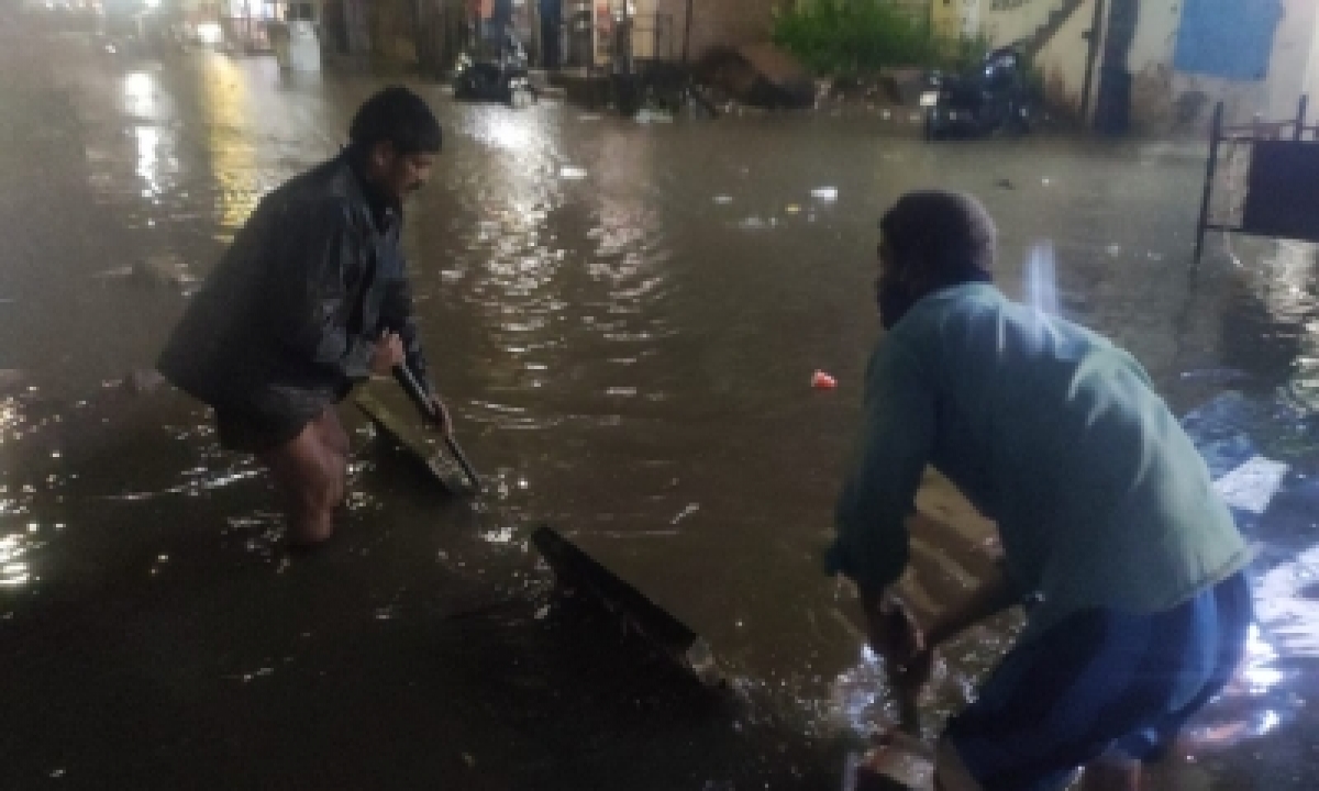  Man Feared Washed Away As Heavy Rains Pound Hyderabad-TeluguStop.com