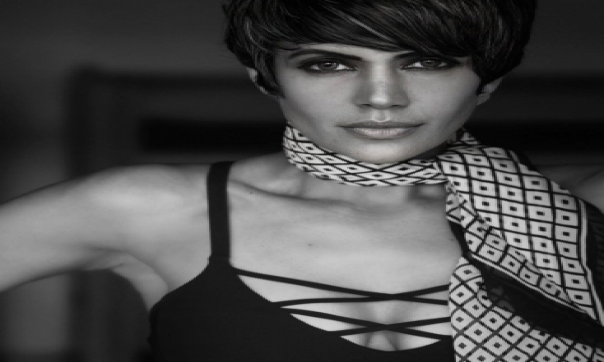  Mandira Bedi Dazzles In Black And White-TeluguStop.com