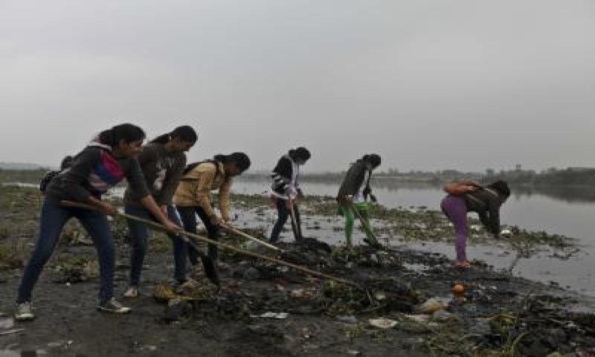  On Gandhi Jayanti, Activists Clean Up Yamuna Bank – National,environmen-TeluguStop.com