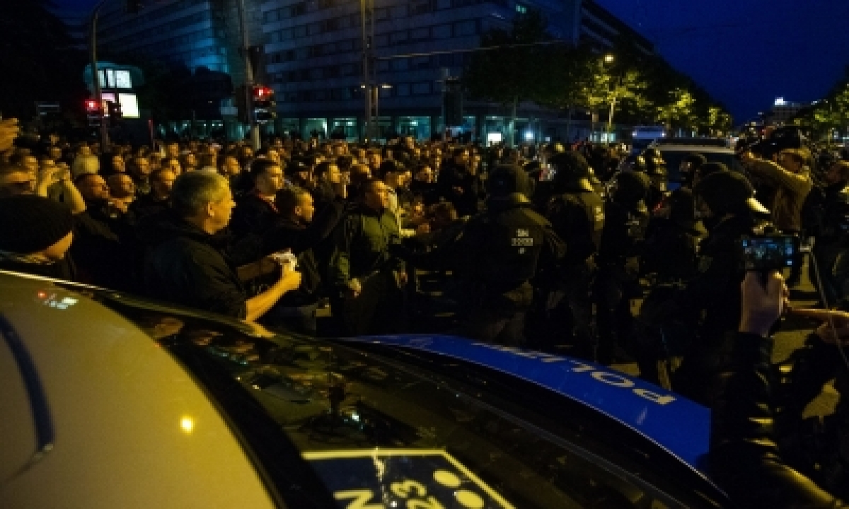  Over 100 Detained In Prague For Protesting Against Covid-19 Curbs-TeluguStop.com