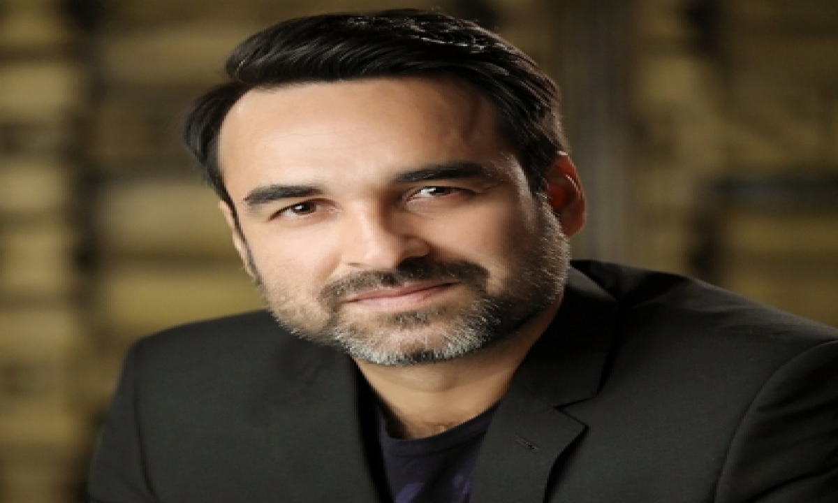  Pankaj Tripathi Reconnects With Nsd Friend On ‘ludo’ Set-TeluguStop.com