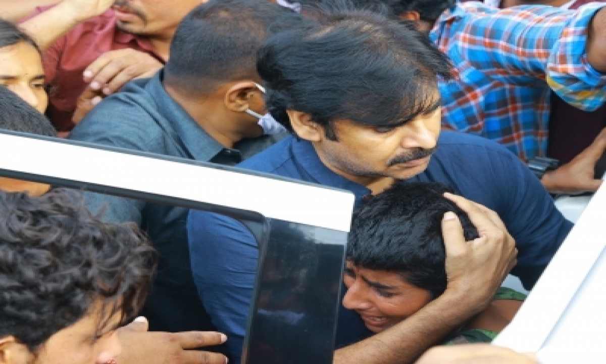  Pawan Kalyan Calls Up Family Of Hyderabad Rape, Murder Victim-TeluguStop.com