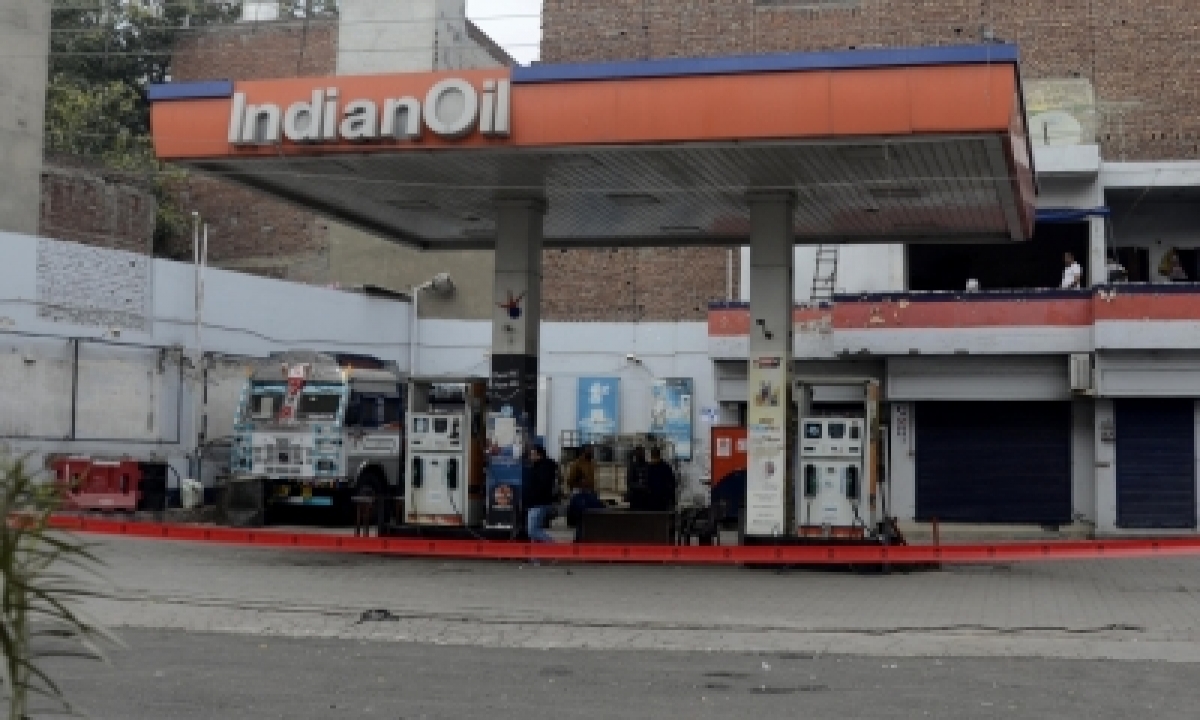  Petrol Price On A Roll, Consumers Spared Big Hike In Diesel-TeluguStop.com
