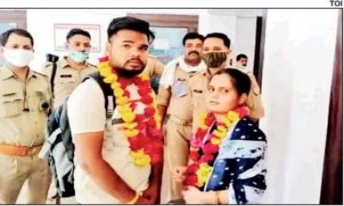  Police Help Couple Marry In Police Station-TeluguStop.com