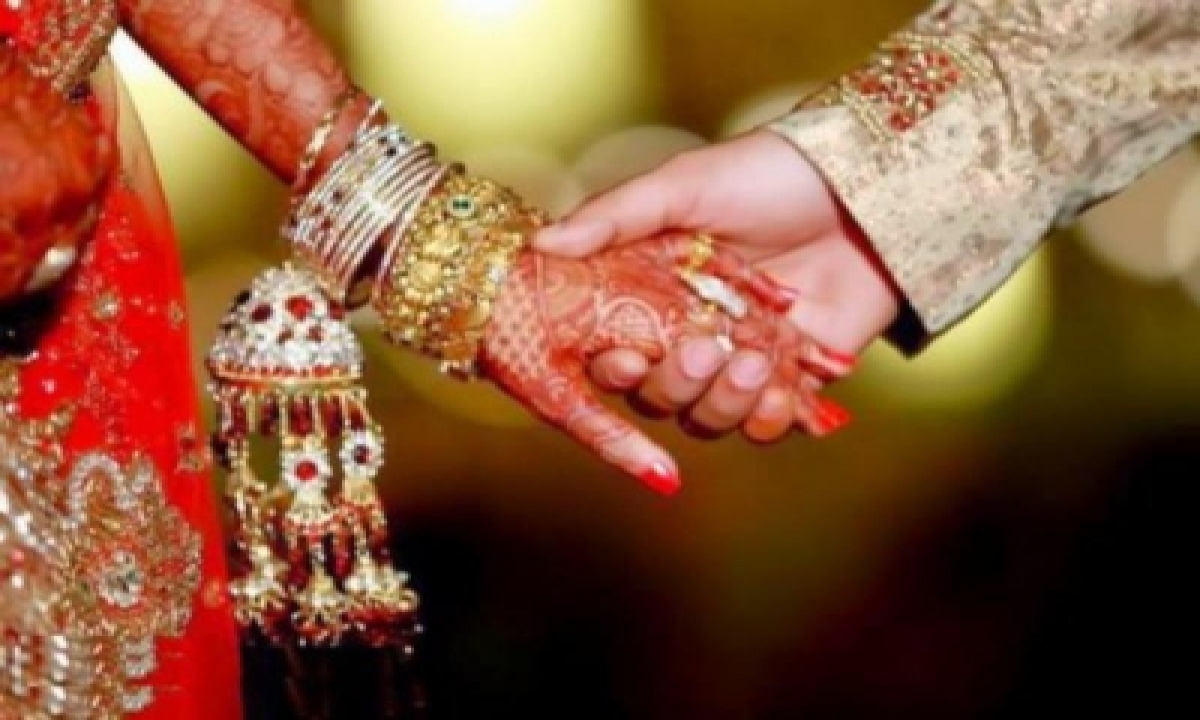  Police Stall Interfaith Marriage In Lucknow-TeluguStop.com