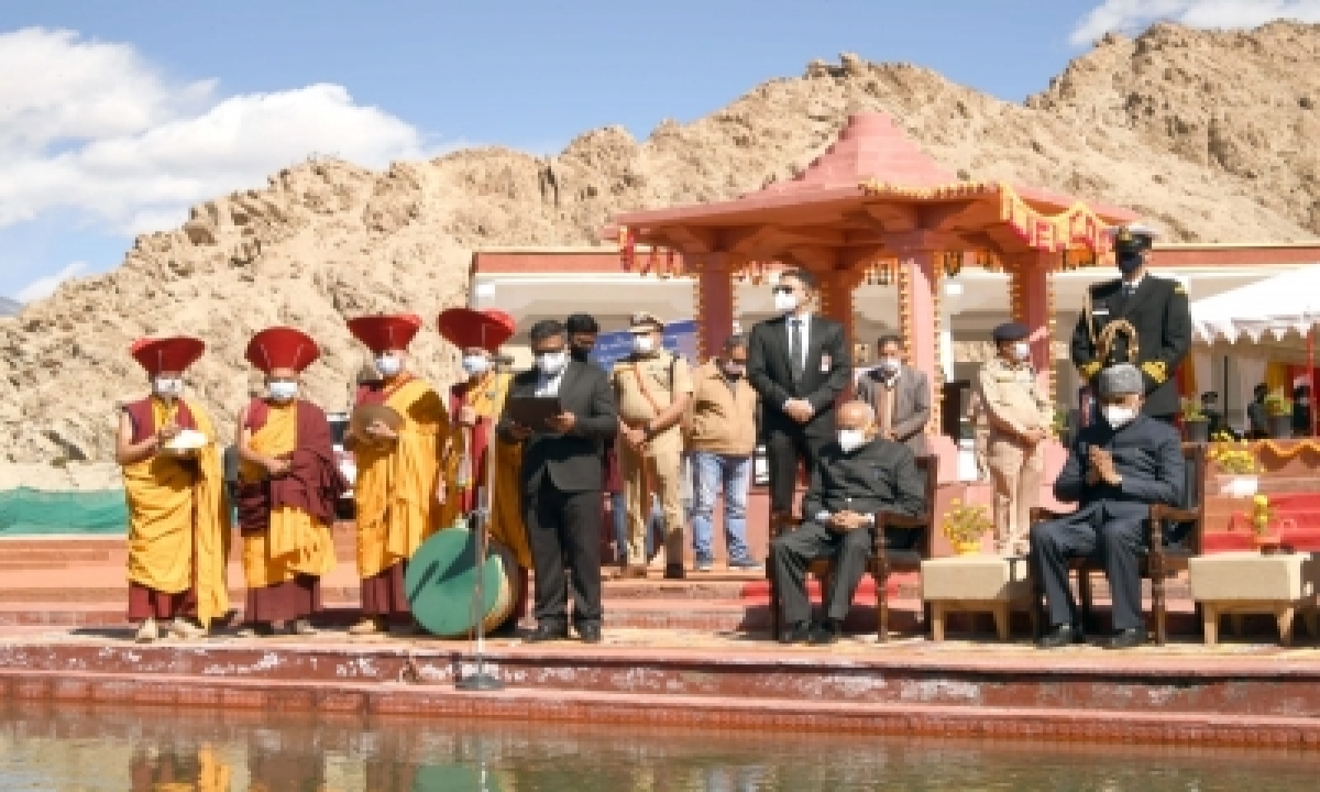  President Performs Sindhu Darshan Puja Near Leh  –   National,politics,rel-TeluguStop.com