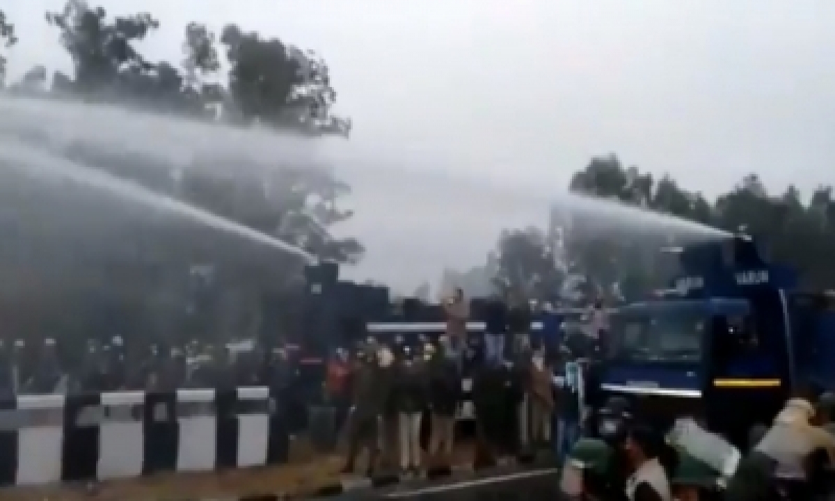  Protesting Farmers Face Water Cannons In Hry, Manage To Move Ahead (ld)-TeluguStop.com