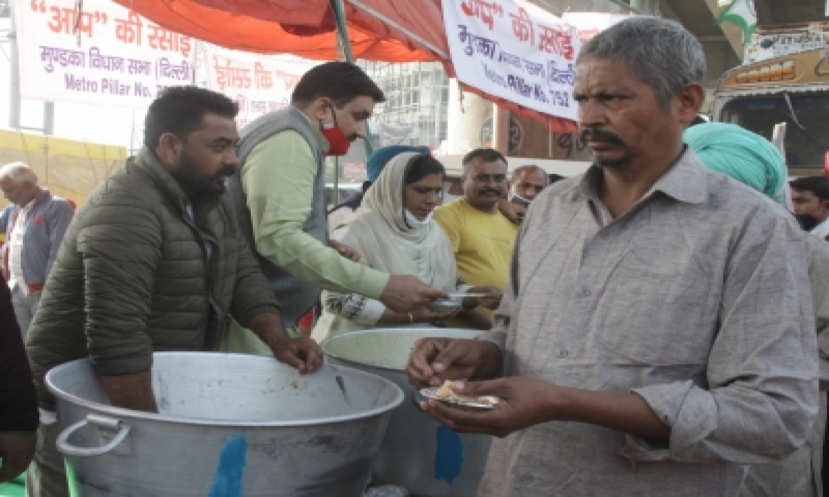  Punjab Police Si Serves Food To Farmers On Singhu Border-TeluguStop.com