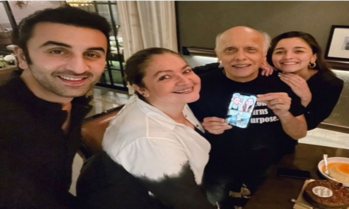  Ranbir Celebrates Mahesh Bhatt’s 73rd Birthday With Alia, Pooja-TeluguStop.com