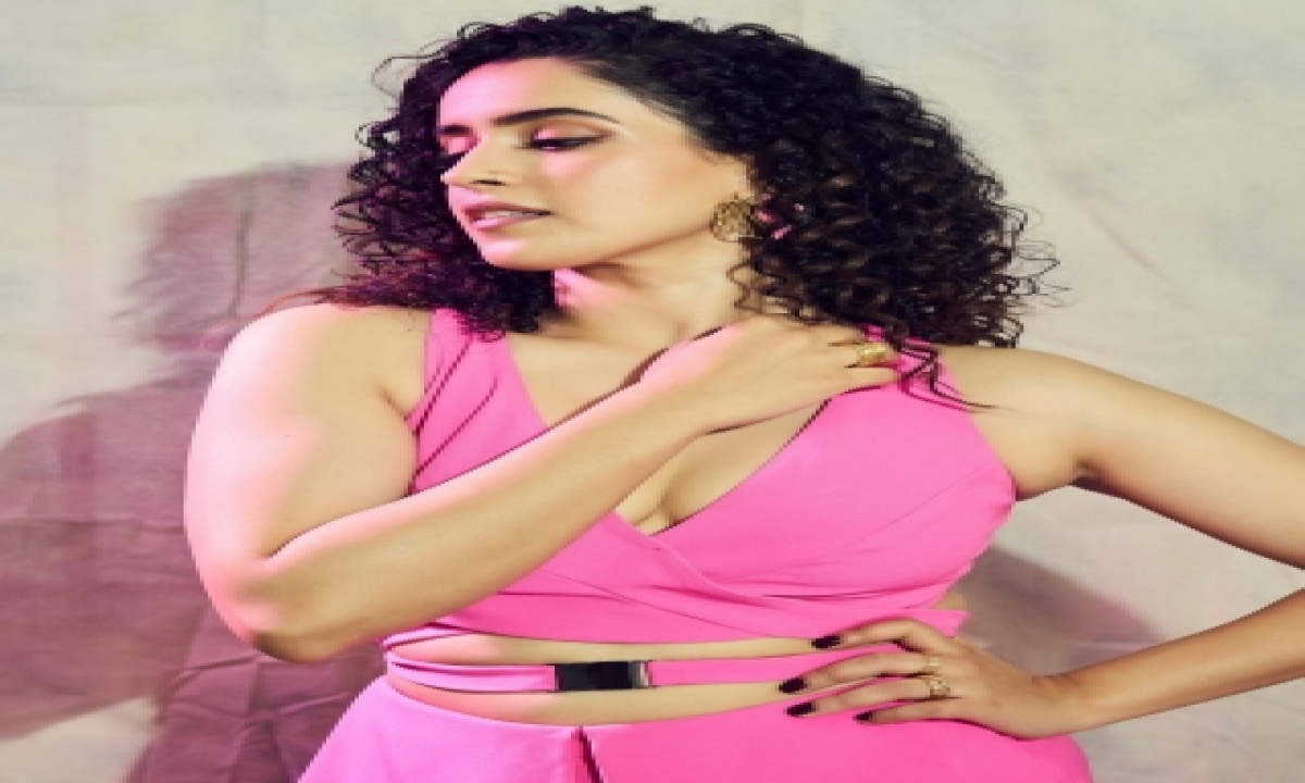  Sanya Malhotra Strikes A Cool Pose In Hot Pink-TeluguStop.com