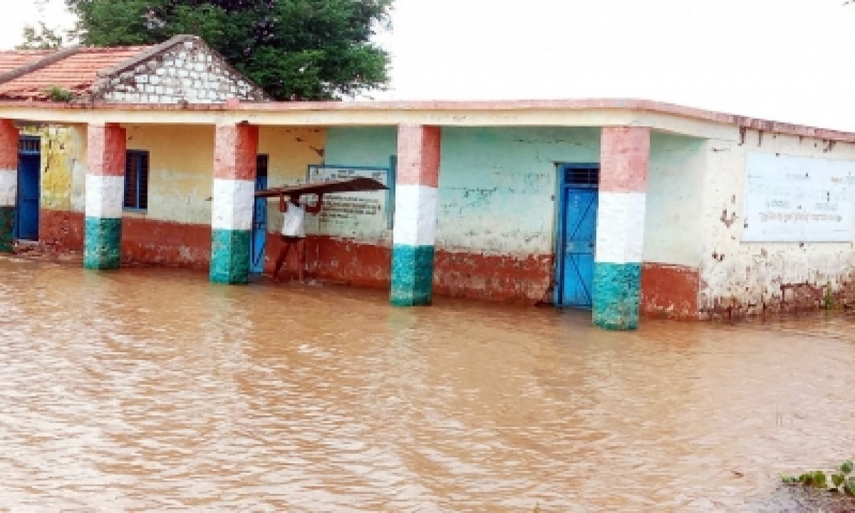  Schools Closed In Up Due To Rains-TeluguStop.com