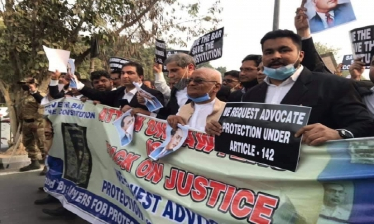  Scores Of Lawyers March To Sc To Protest ‘atrocities’ On Them-TeluguStop.com