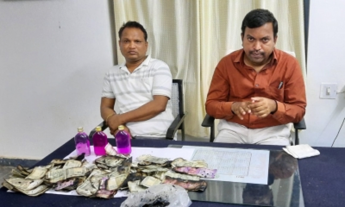  Telangana Man Burns Bribe Money To Avoid Being Caught-TeluguStop.com