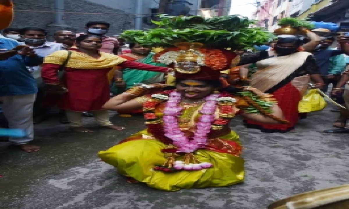  Thousands Participate In Lashkar Bonalu Celebrations In T’gana-TeluguStop.com