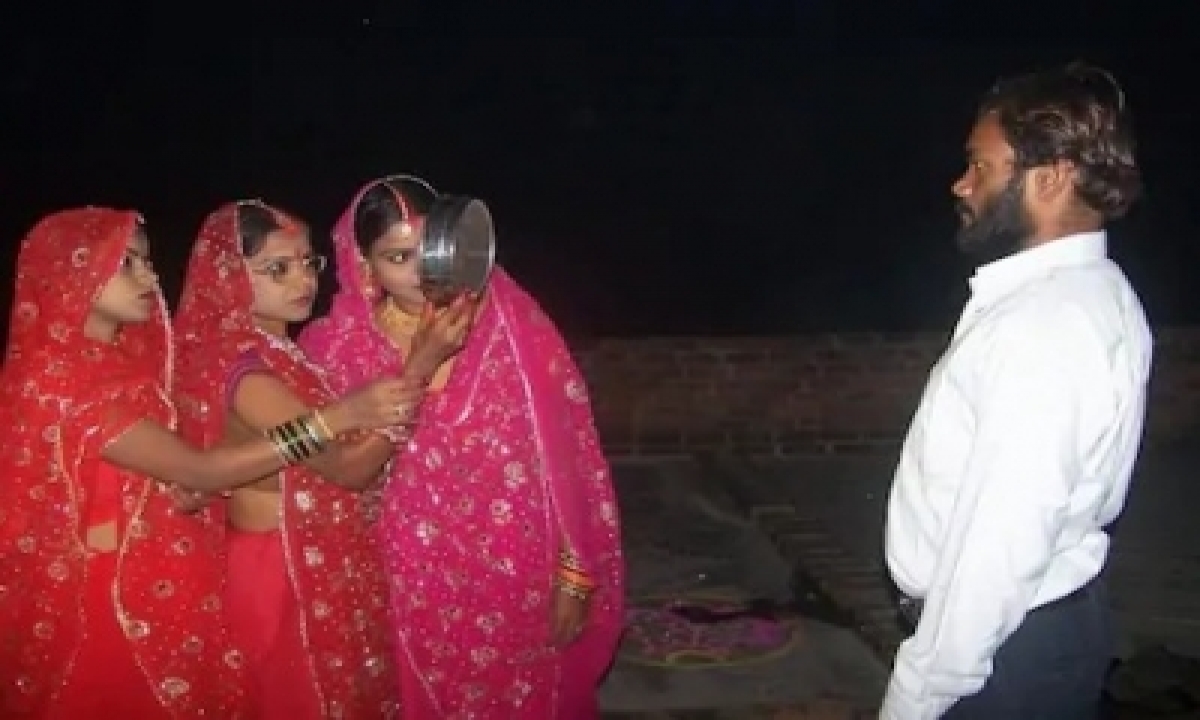  Three Wives Observe Karwa Chauth For Husband In Uttar Pradesh-TeluguStop.com
