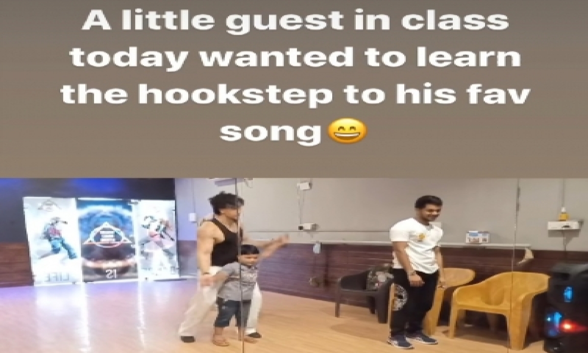  Tiger Shroff Tries To Teach A Child The Hook Step Of His ‘war’ Song-TeluguStop.com