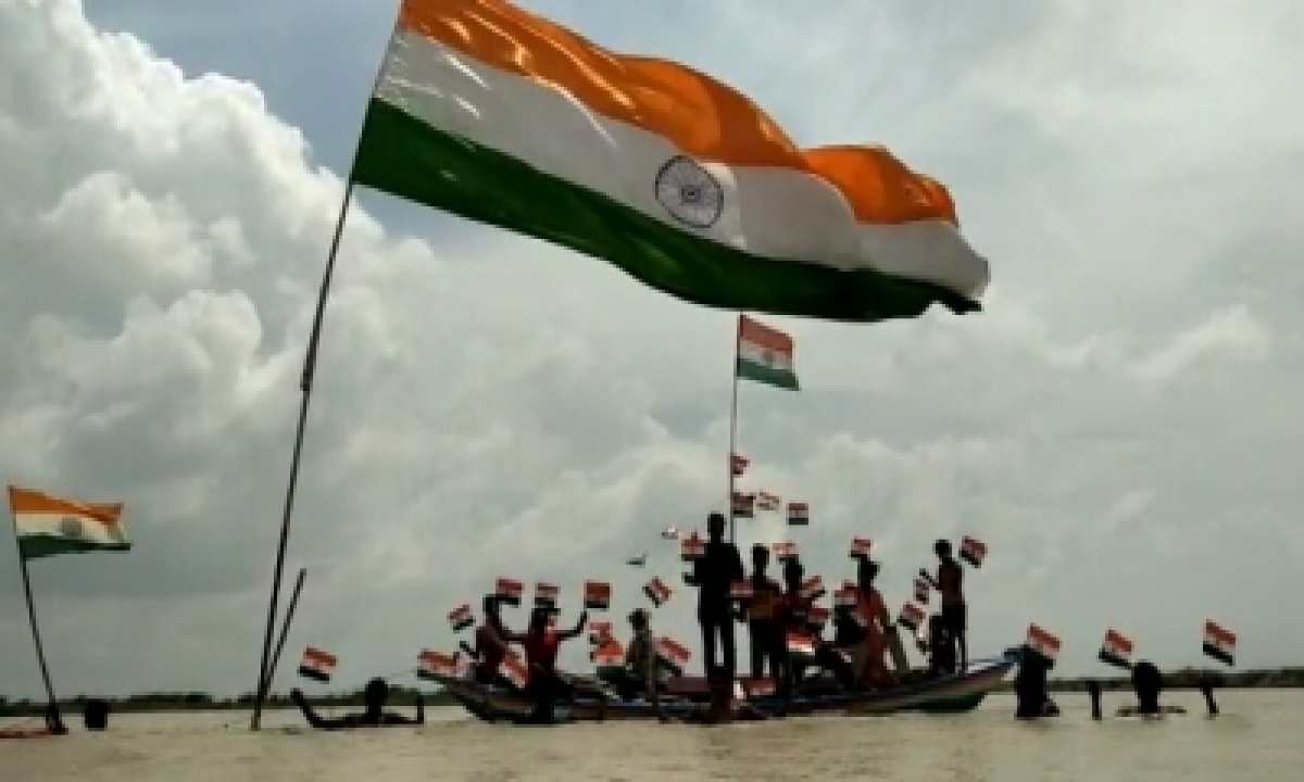  U.p. Attempts Setting Record With 50k Singing ‘vande Mataram’-TeluguStop.com