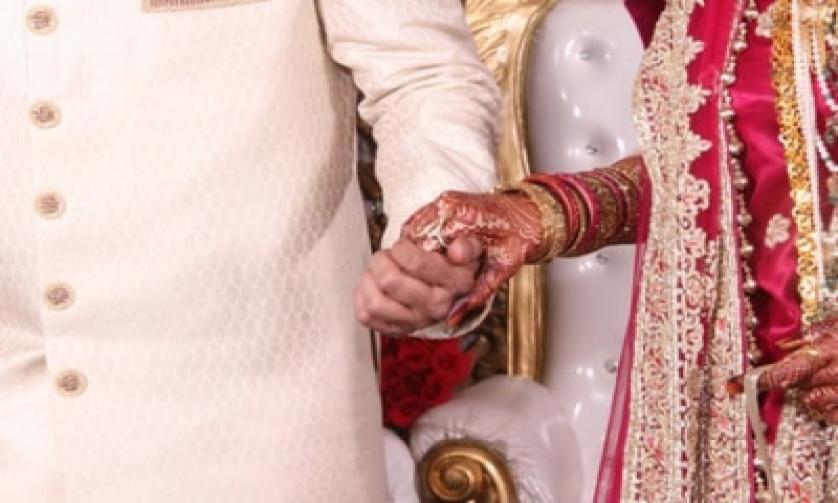  Up: Couple Loses Jewellery, Car On Wedding Night-TeluguStop.com