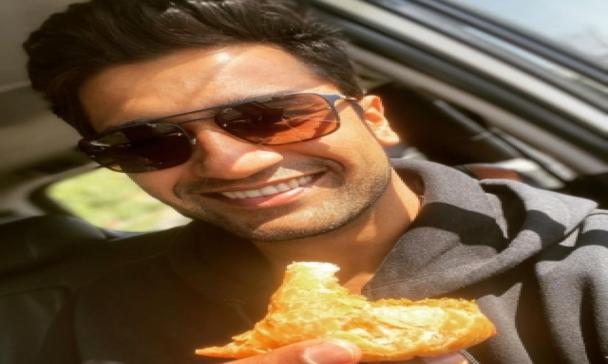  Vicky Kaushal Greeted At Indore Airport With Samosa And Jalebi By Fan-TeluguStop.com