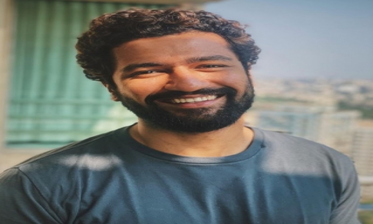  Vicky Kaushal Leaves For Shoot Of ‘into The Wild With Bear Grylls’-TeluguStop.com