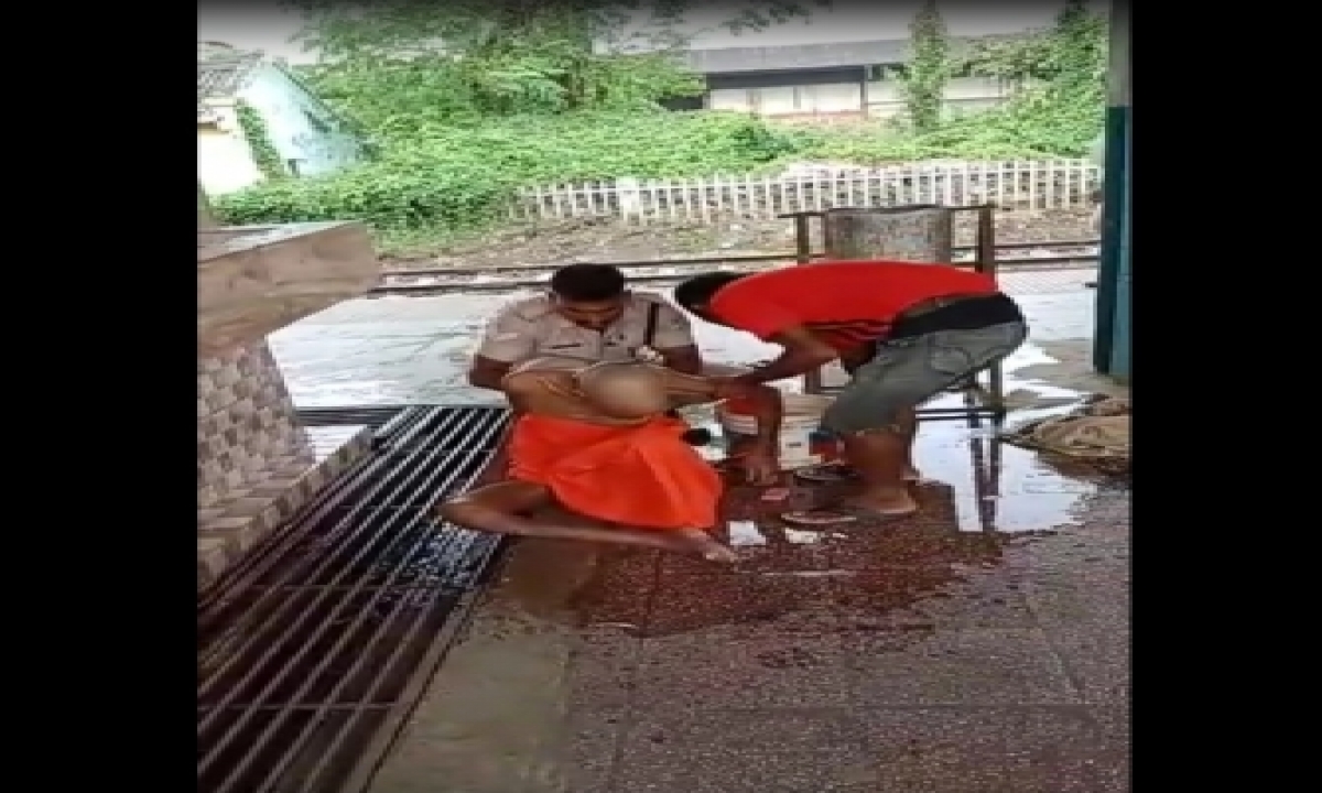  Video Of Rpf Jawan Helping Old Man At Bihar Rly Station Goes Viral-TeluguStop.com