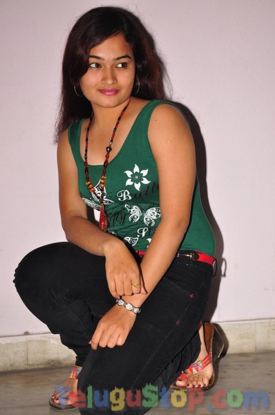 Mythili stills- Photos,Spicy Hot Pics,Images,High Resolution WallPapers Download