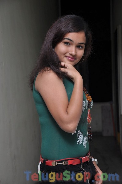 Mythili stills- Photos,Spicy Hot Pics,Images,High Resolution WallPapers Download