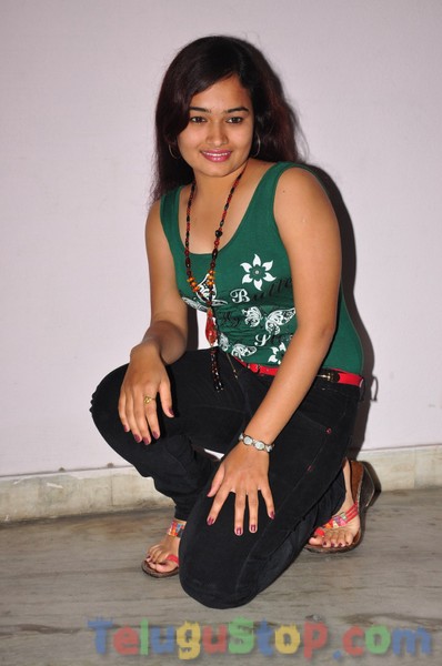 Mythili stills- Photos,Spicy Hot Pics,Images,High Resolution WallPapers Download