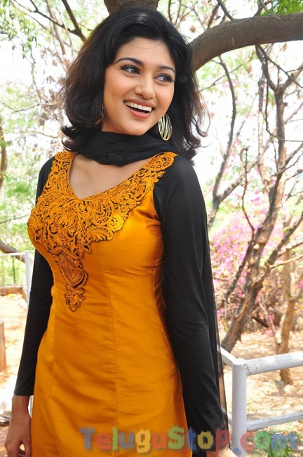 Oviya new stills- Photos,Spicy Hot Pics,Images,High Resolution WallPapers Download