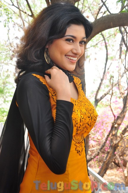 Oviya new stills- Photos,Spicy Hot Pics,Images,High Resolution WallPapers Download