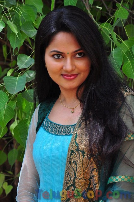 Suhasini new stills- Photos,Spicy Hot Pics,Images,High Resolution WallPapers Download