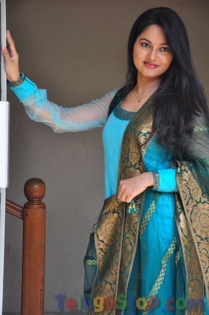 Suhasini new stills- Photos,Spicy Hot Pics,Images,High Resolution WallPapers Download
