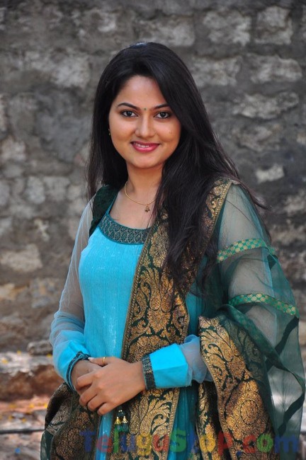 Suhasini new stills- Photos,Spicy Hot Pics,Images,High Resolution WallPapers Download