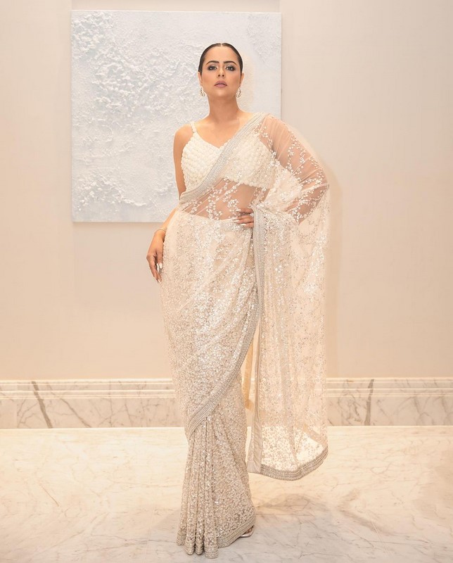 This Malayalam beauty Prachi Tehlan looks stunning in a white saree-ఈ ...