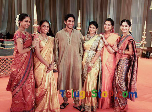  Pic Story – Chaitu With Manam Ladies Gang-TeluguStop.com