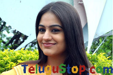  Aksha Doing Item Song With Ntr-TeluguStop.com