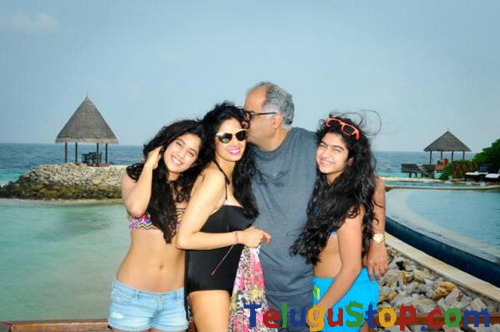  Caught On Cam:sridevi Daughter Wears Bikini!!-TeluguStop.com