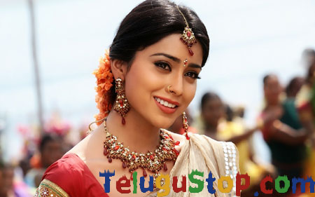  Wedding Bells For Shriya Saran!!-TeluguStop.com