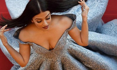  Pic Talk : Stunning Cleavage Show At The Age Of 43-TeluguStop.com