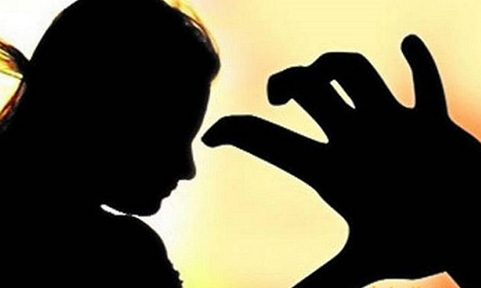  Man Harassment On Married Women-TeluguStop.com