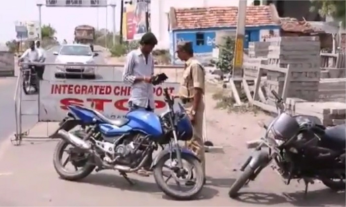  Police Variety Fine On Without Helmet Man-TeluguStop.com