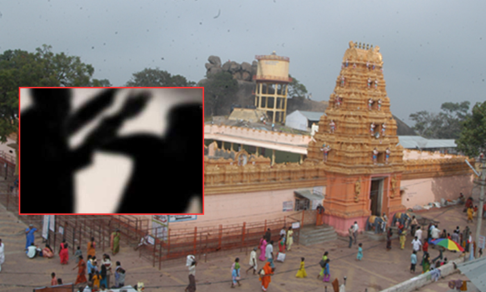  Karimnagar Manair Bypass Temple Priest Abusing Women-TeluguStop.com