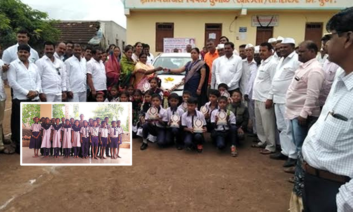  Villagers A Car To Teacher After Students Ace Scholarship Exam-TeluguStop.com