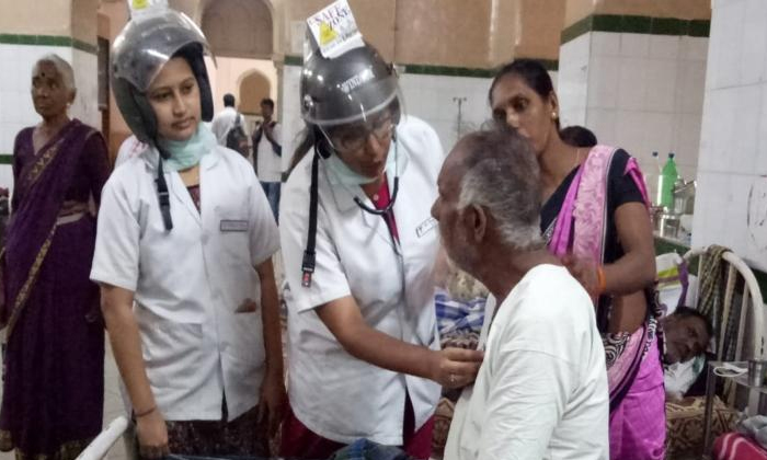  Osmania Hospital Docs Wear Helmets To Protest Unsafe Structure-TeluguStop.com