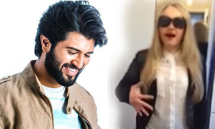  Vijay Devarakonda Intimate Pics With Foreign Girl-TeluguStop.com