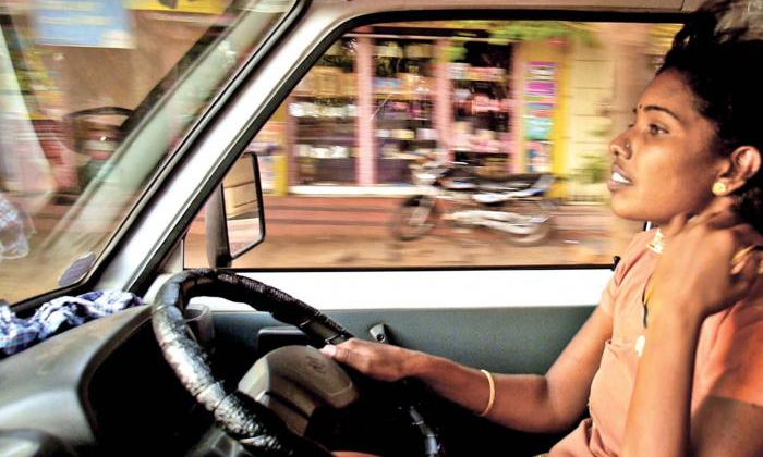  Indias First Cab Driver Selvi Life Story-TeluguStop.com