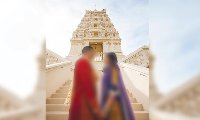  Lovers Romance In Temple-TeluguStop.com