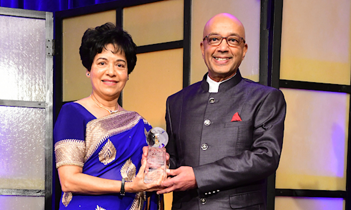  Indian Nris Meri And Vijay Goradia Got Huffington Award-TeluguStop.com